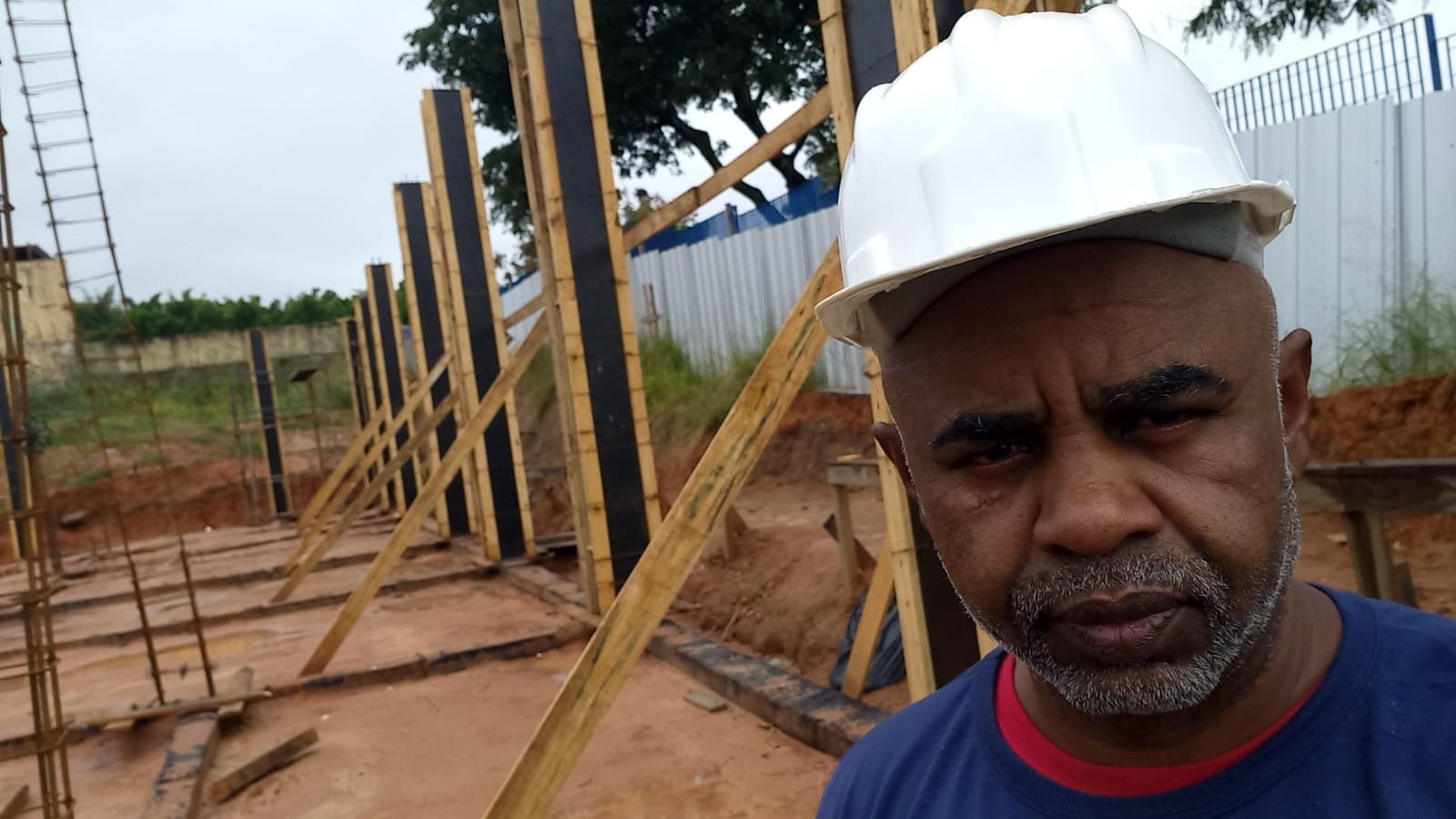 Mestre Aristaque em acompanhamento no canteiro