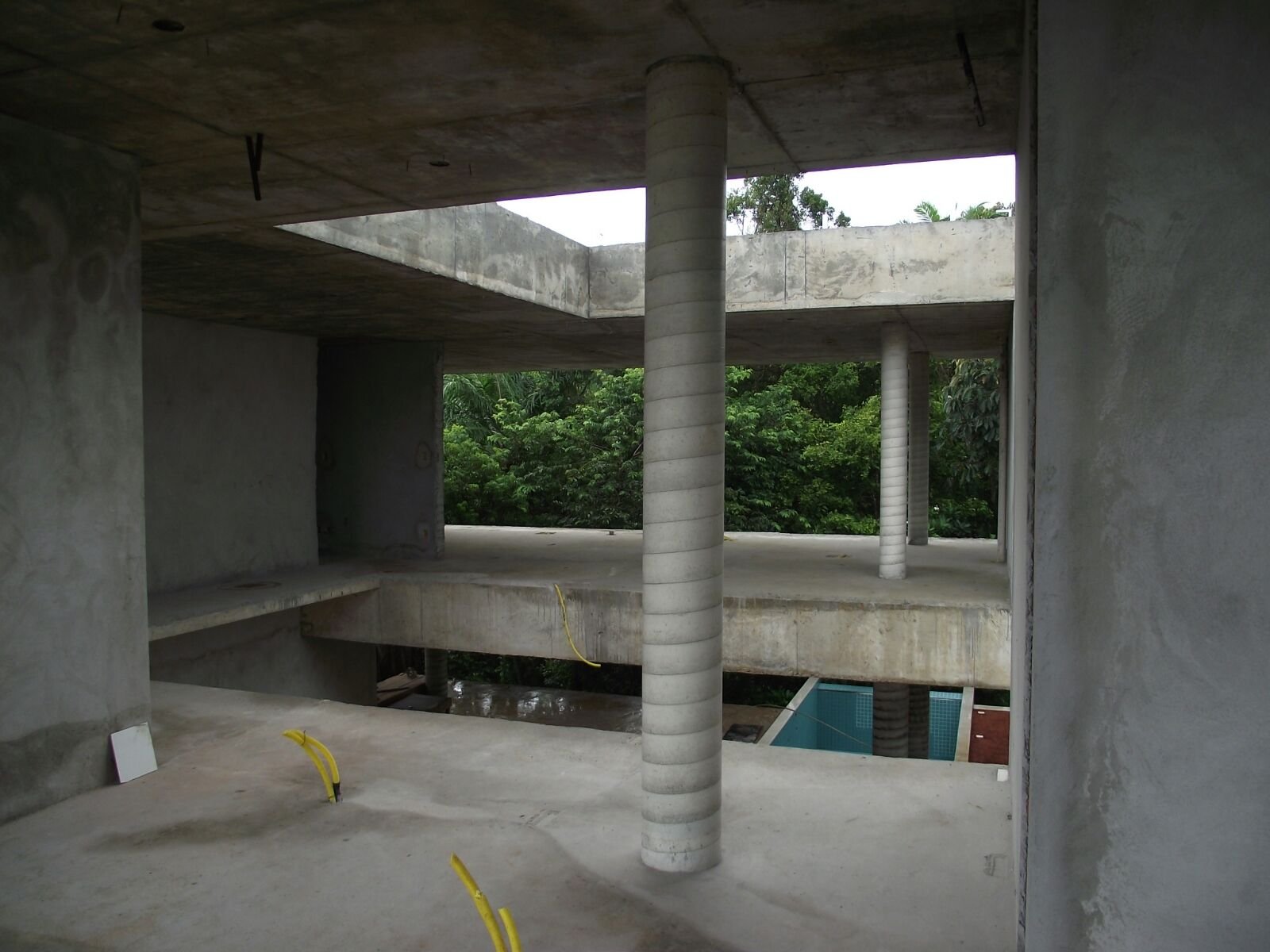 Estrutura de concreto em execução